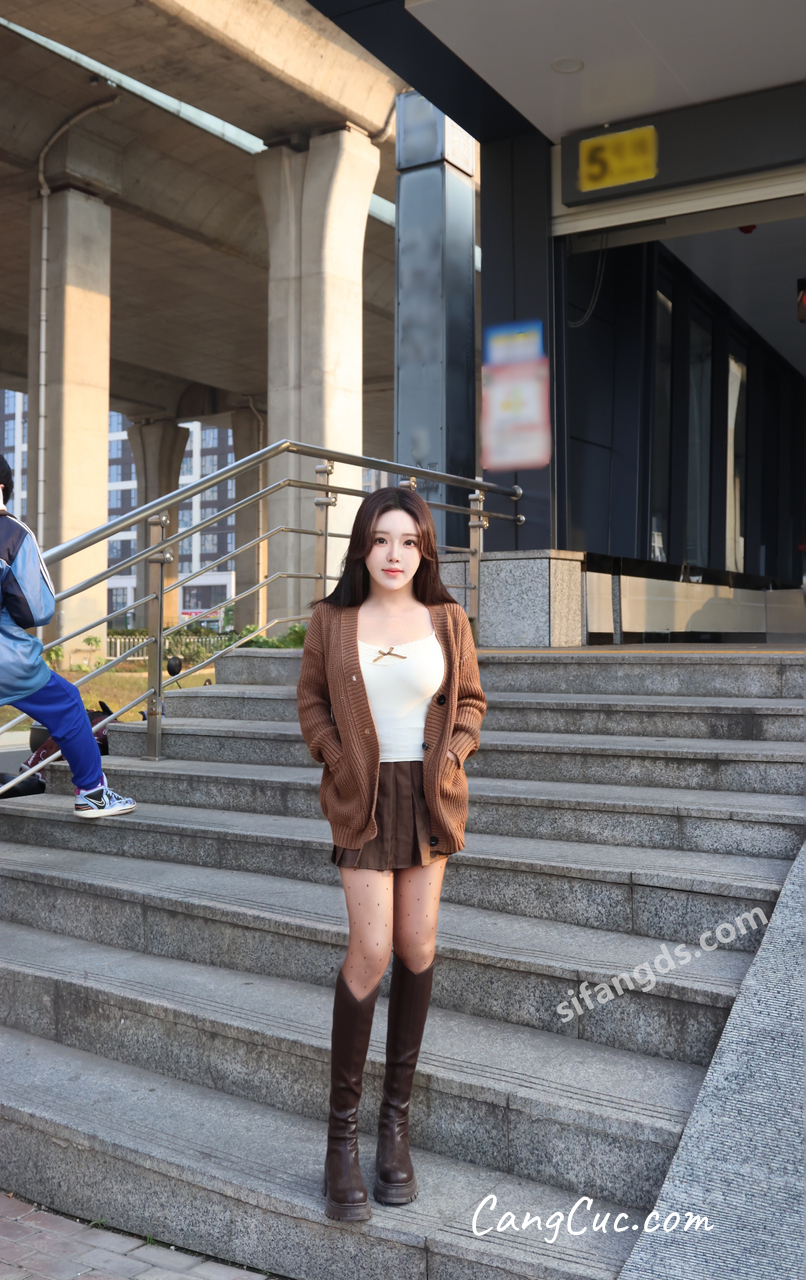 [XR Uncensored] 小薯条nienie – R18 秀人网模特 25年首秀 地铁站露出