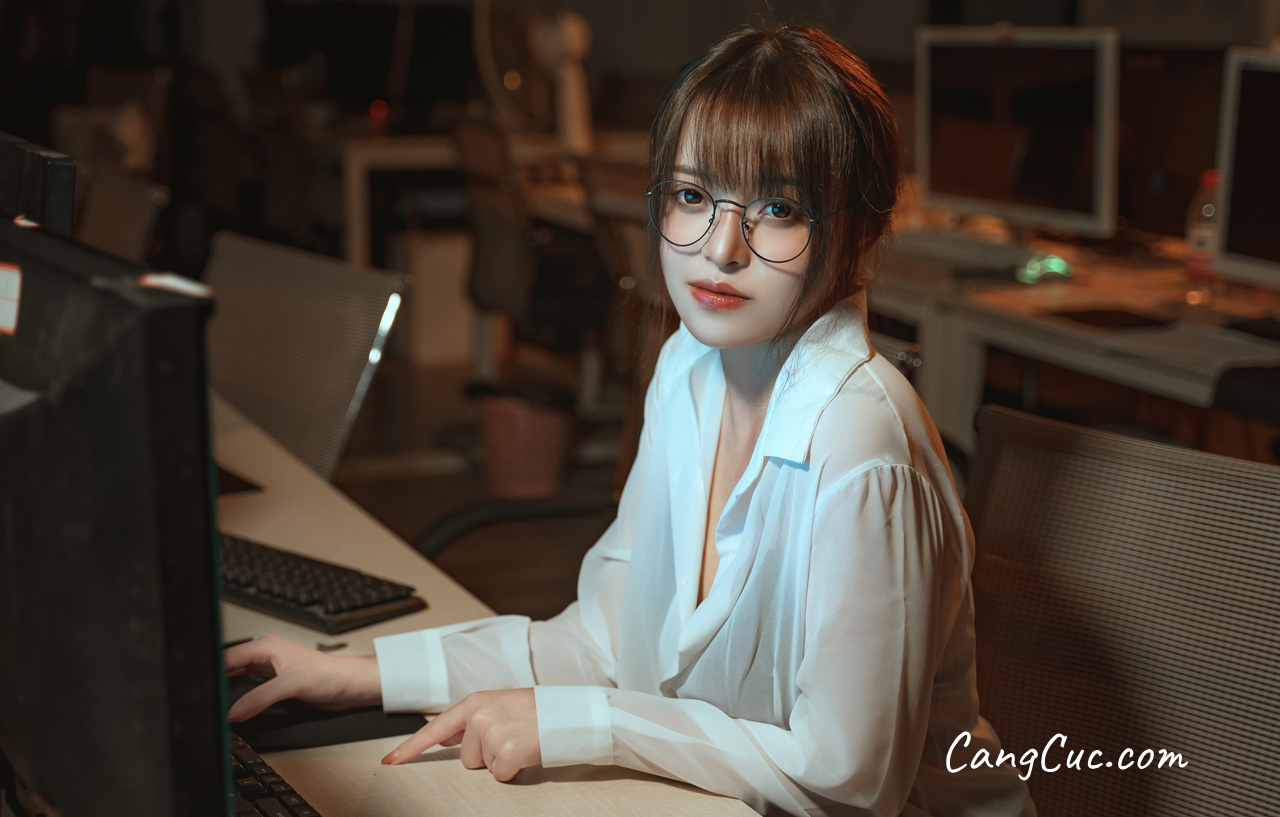 Coser@草莓味奈奈兔 – 办公教师 无水印