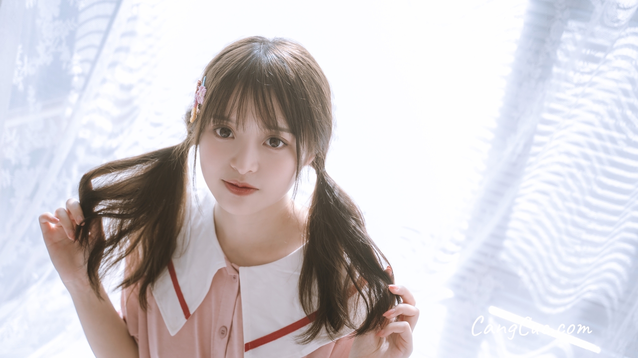 Coser@草莓味奈奈兔 – 草莓味的居家少女