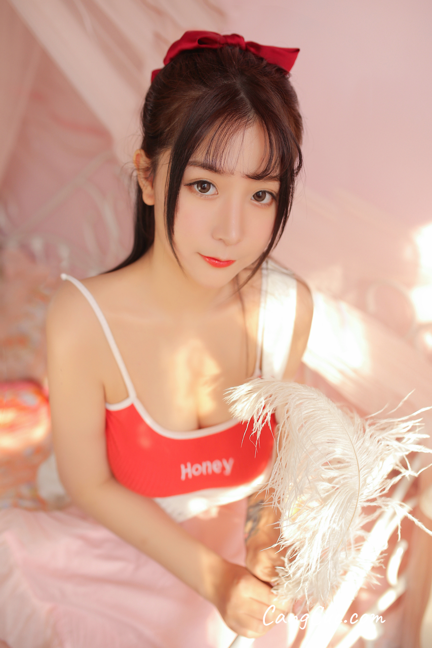Coser@Mao Jiu Jiang Sakura (猫九酱Sakura) – 红色吊带