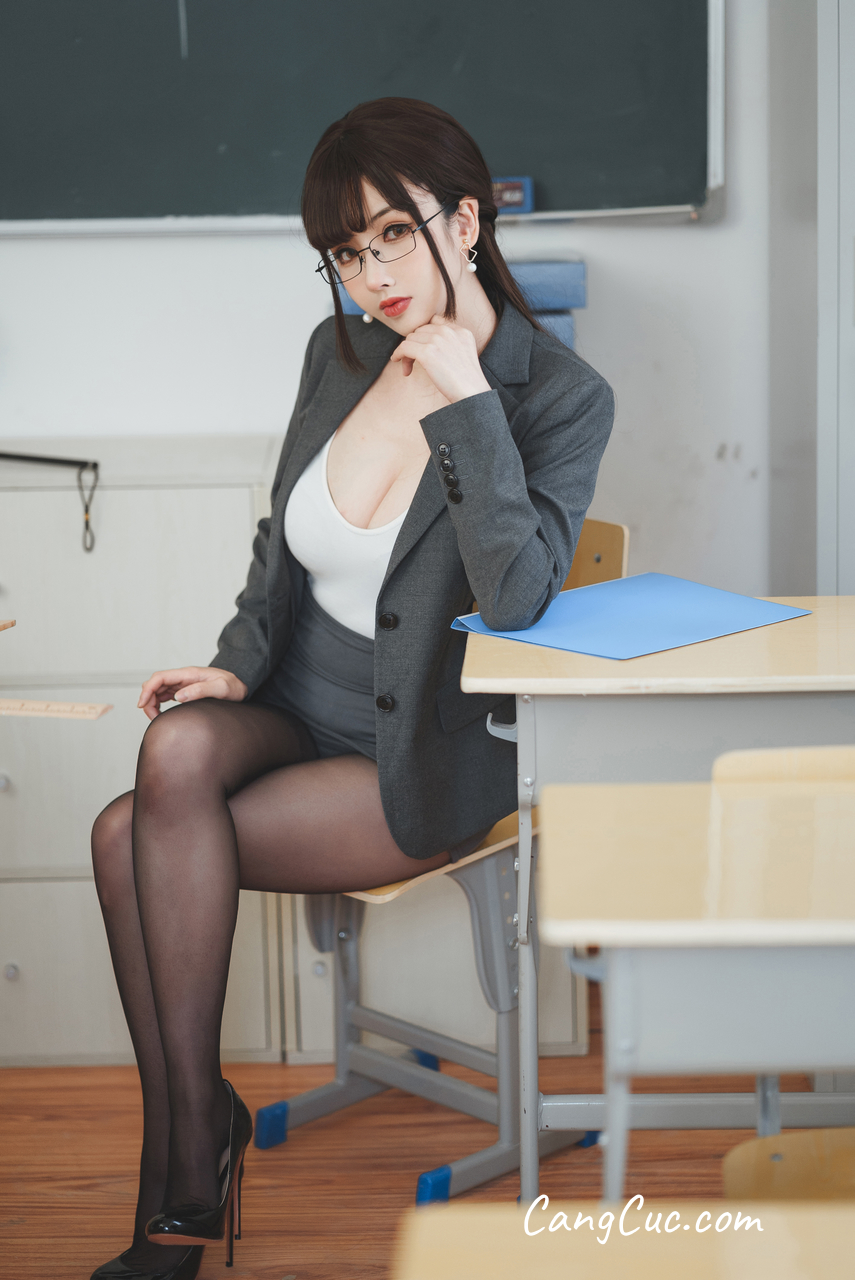 Coser@rioko凉凉子 Vol.086: 《年上の韵》奇怪的老师
