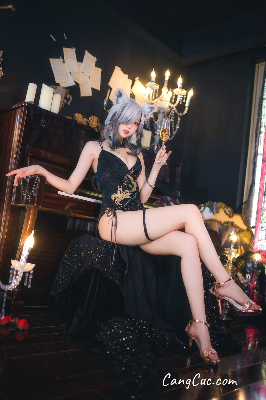 Coser@周叽是可爱兔兔 Vol.007: 一周年礼服