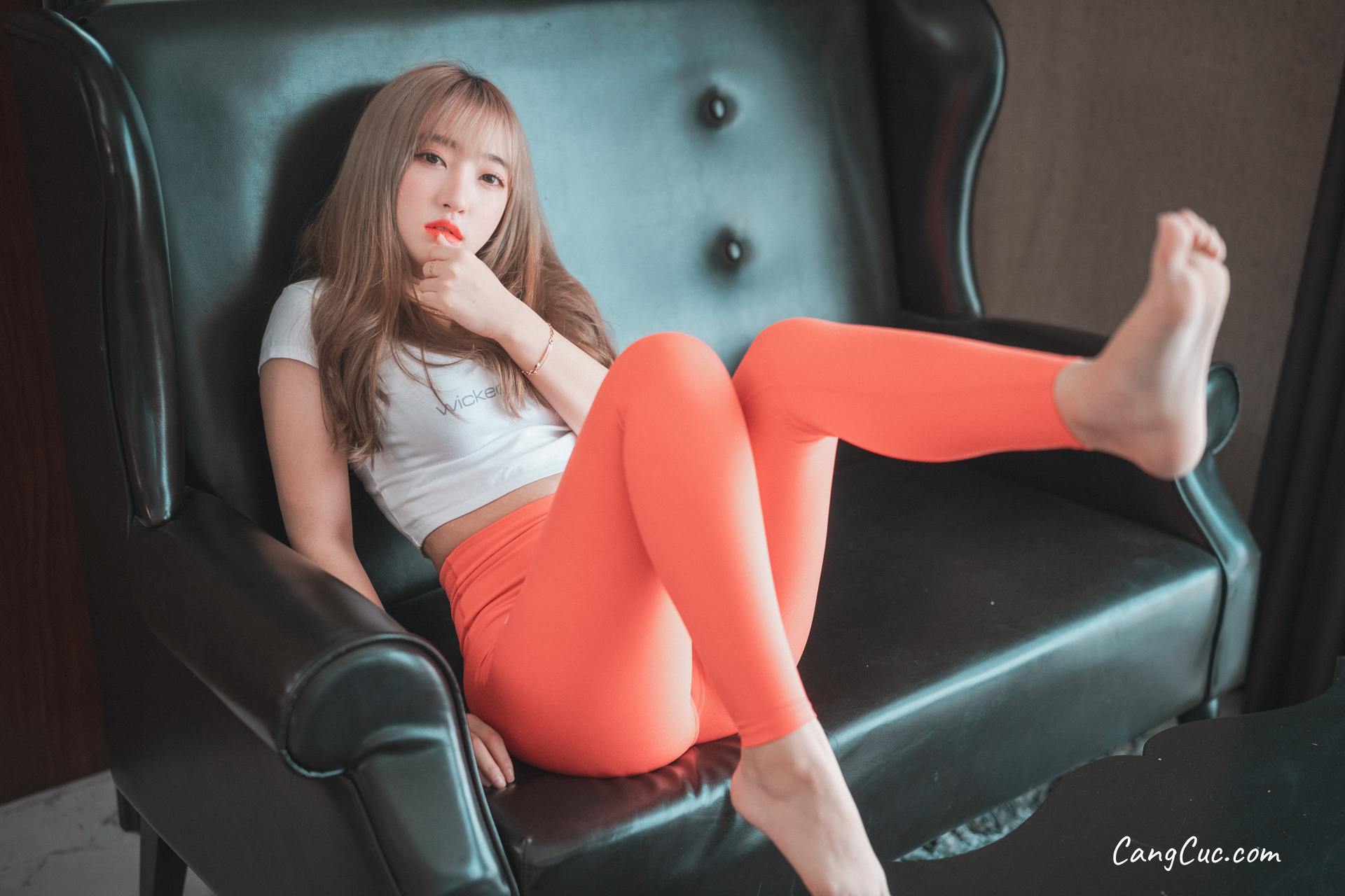 DJAWA Photo – HaNari (하나리): “Red Orange & Cool Mint”