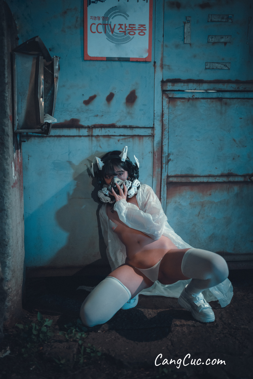 DJAWA Photo – Sonson (손손): “Vagabundo de la Noche (Masked-girl in raincoat)”