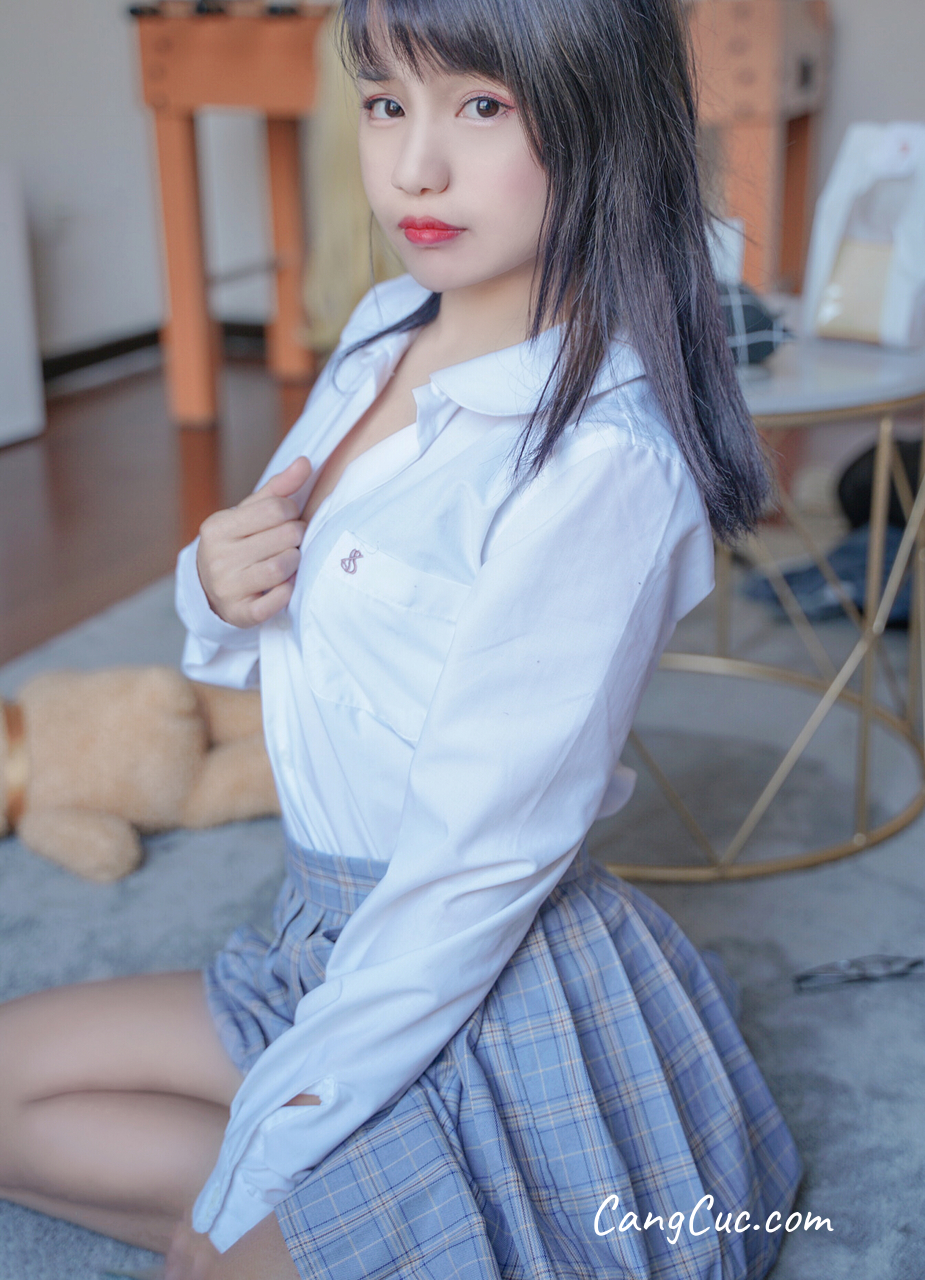 [MTCos] 喵糖映画 Vol.047: 裸腿制服裙